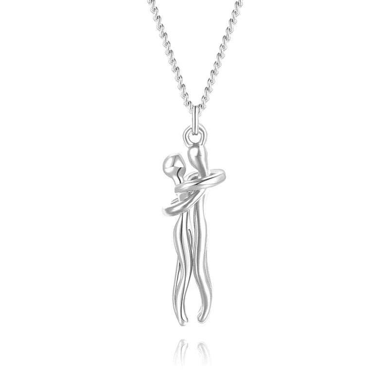 Ketting met omarmende hanger – Tijdloos symbool van liefde