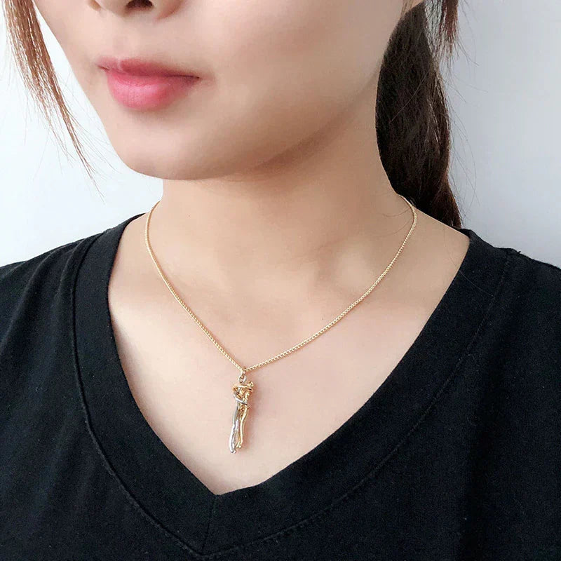 Ketting met omarmende hanger – Tijdloos symbool van liefde