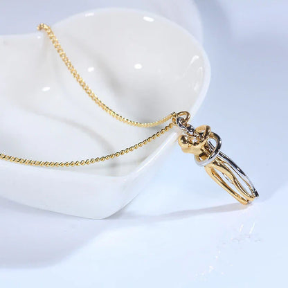 Ketting met omarmende hanger – Tijdloos symbool van liefde
