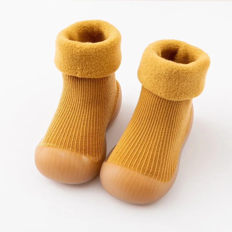 Elegantne protuklizne čarape s potplatom - mini moda za malu djecu