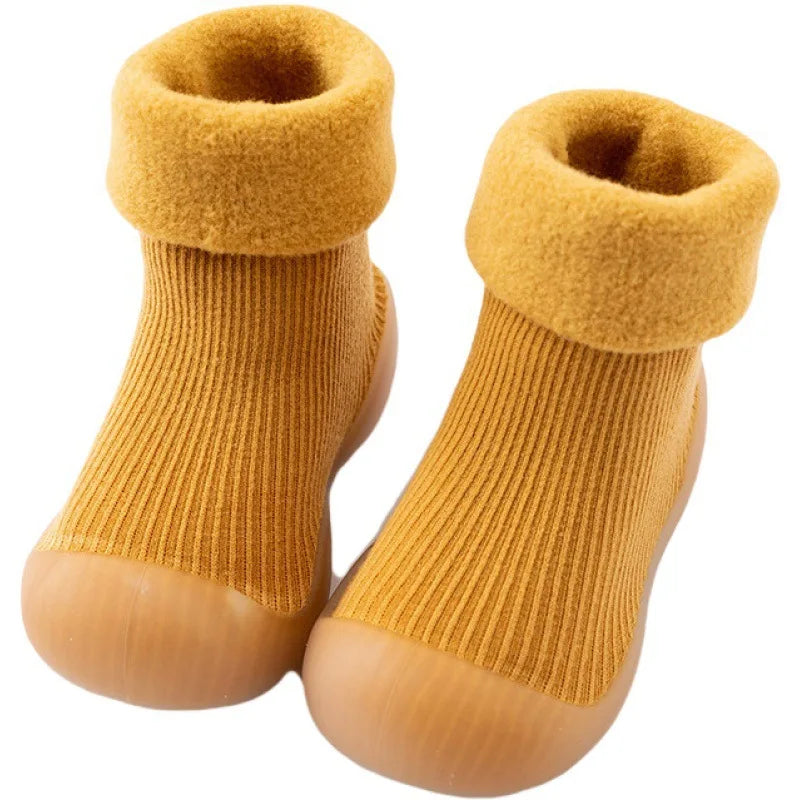 Elegantne protuklizne čarape s potplatom - mini moda za malu djecu