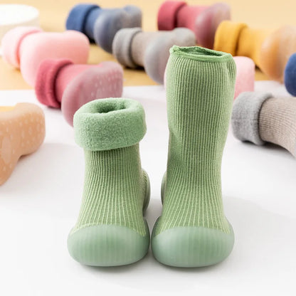 Elegantne protuklizne čarape s potplatom - mini moda za malu djecu