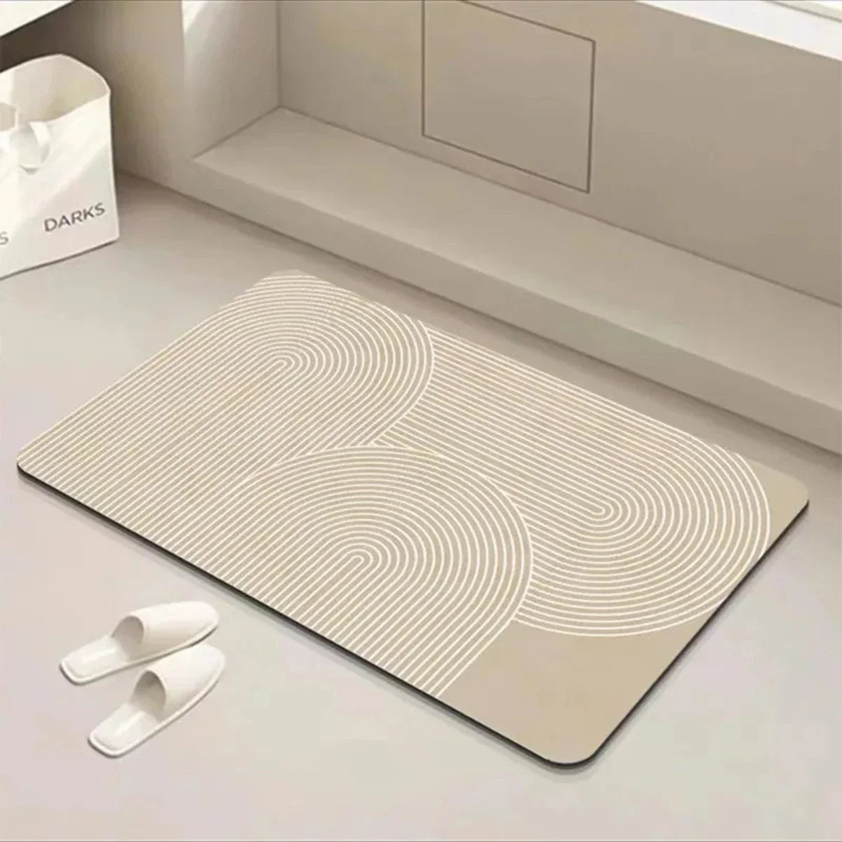 Sneldrogende badmat met antisliponderkant voor een veilige badkamer