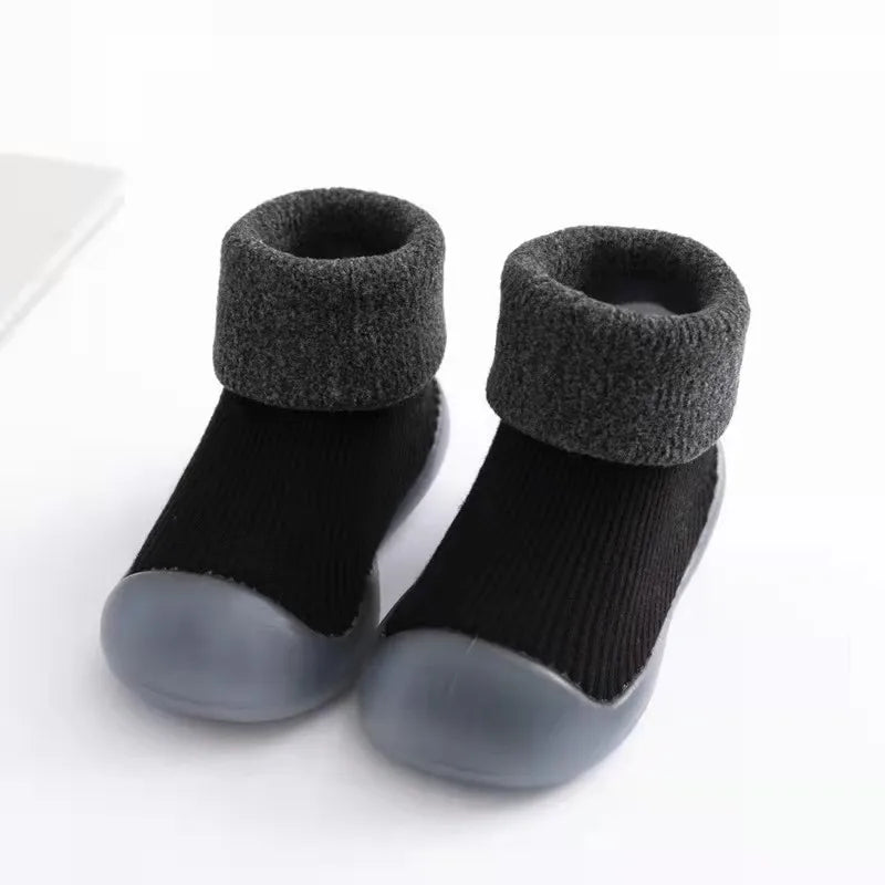Elegantne protuklizne čarape s potplatom - mini moda za malu djecu