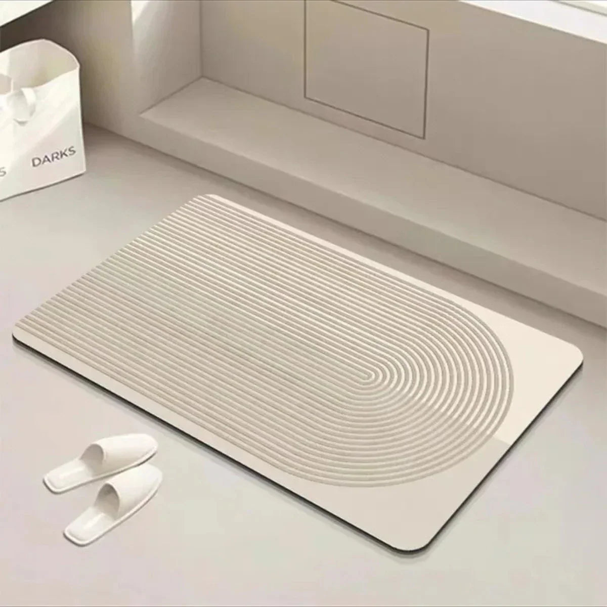 Sneldrogende badmat met antisliponderkant voor een veilige badkamer