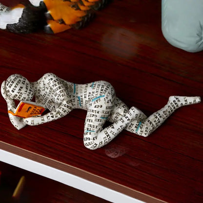 Dekorative Figur mit Lesemotiv als inspirierende und stilvolle Innendekoration