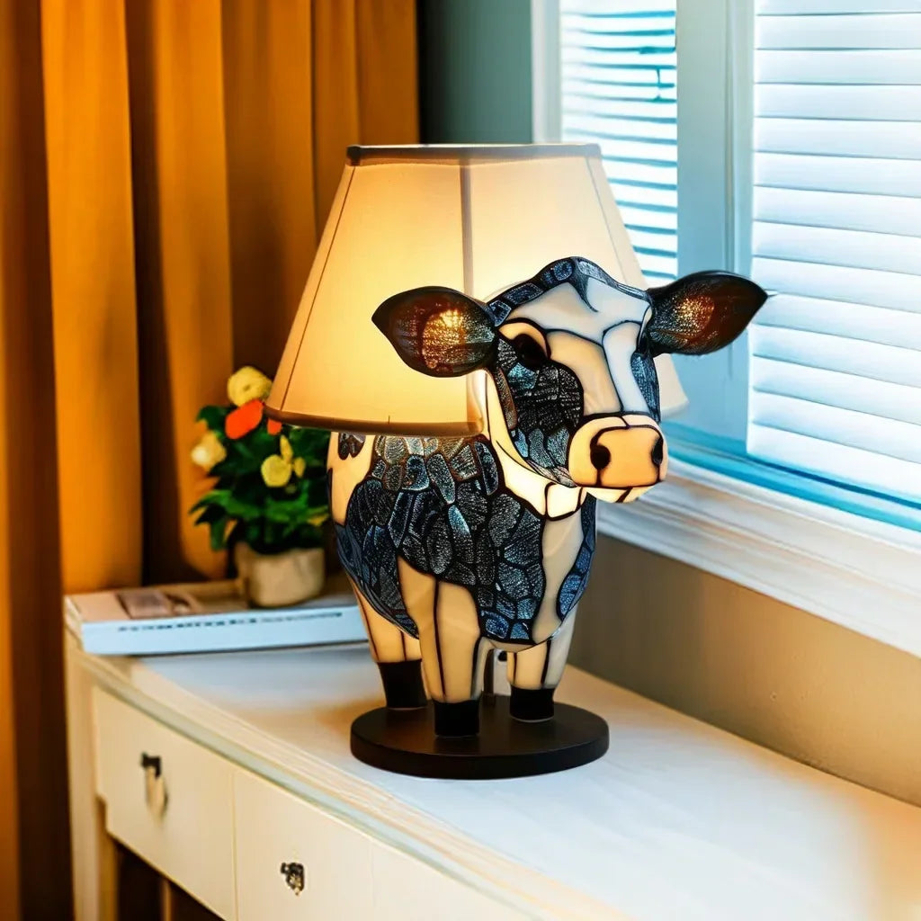 Lámpara de mesa con diseño Tiffany y forma de vaca, luz cálida y estilo artístico para un interior acogedor