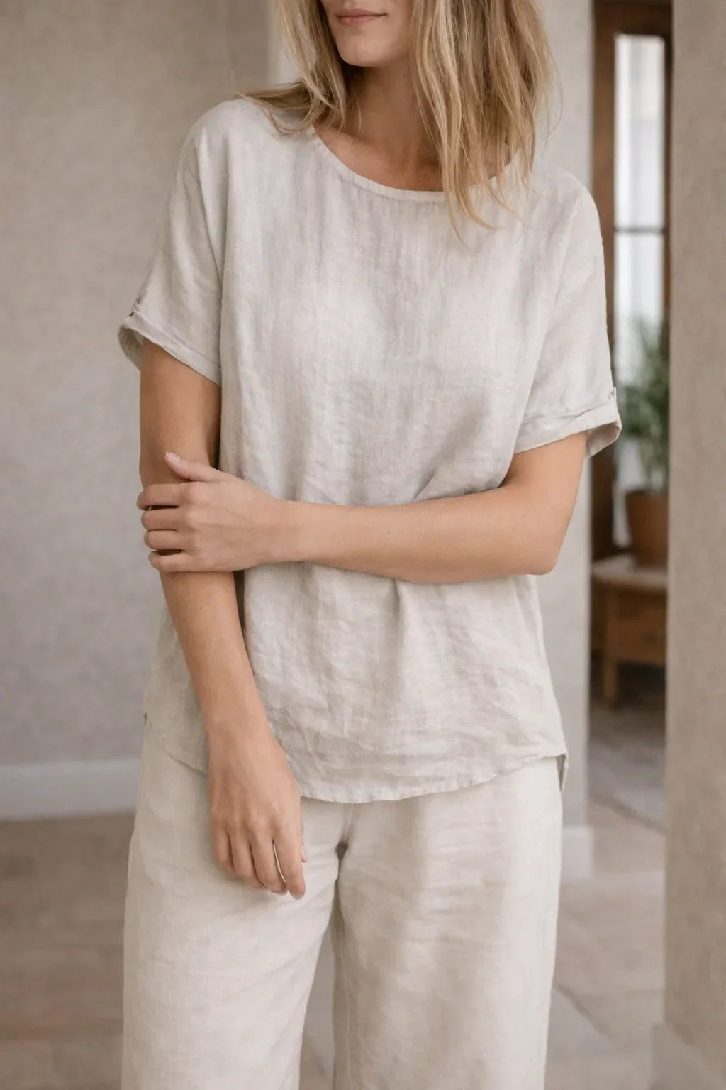 Lightweight ladies' top with short sleeves