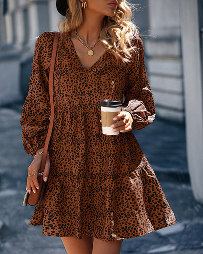 Robe à pois avec col en V