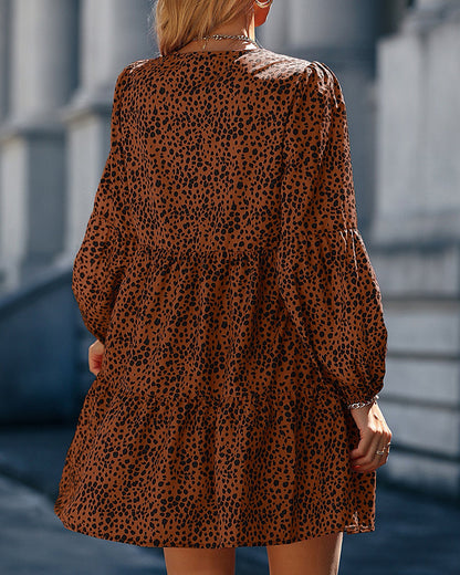 Robe à pois avec col en V