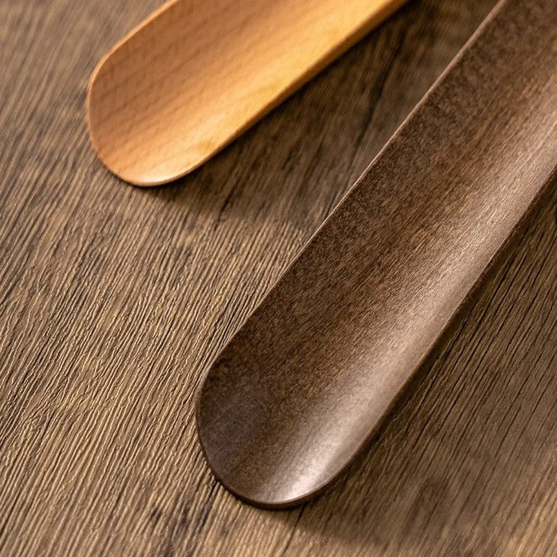 Minimalistická drevená obúvacia lyžica s nástenným držiakom