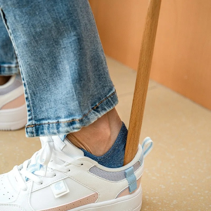 Minimalistická drevená obúvacia lyžica s nástenným držiakom