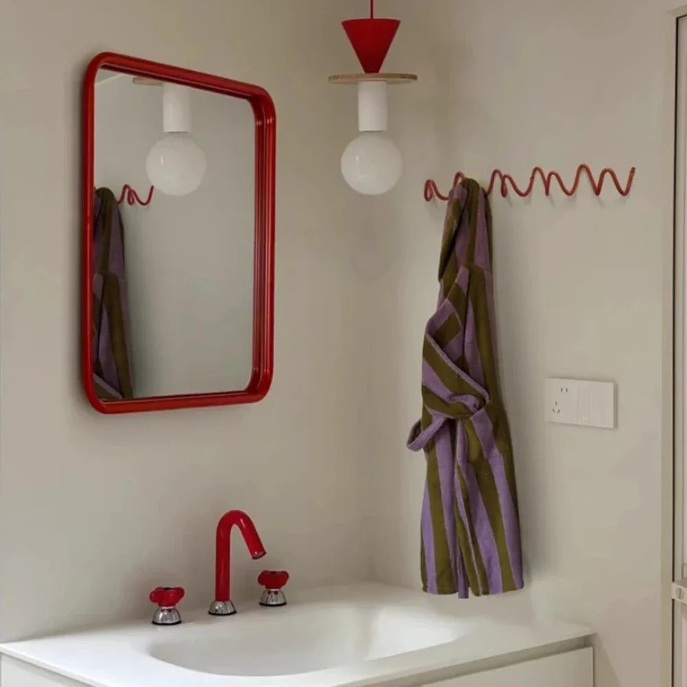 Moderní vlnitý nástěnný věšák na kabáty – stylová lišta s několika háčky