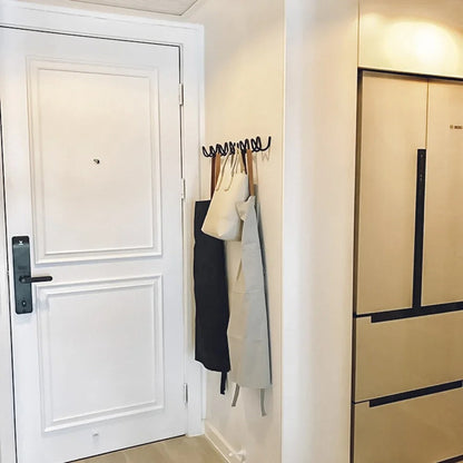 Moderní vlnitý nástěnný věšák na kabáty – stylová lišta s několika háčky