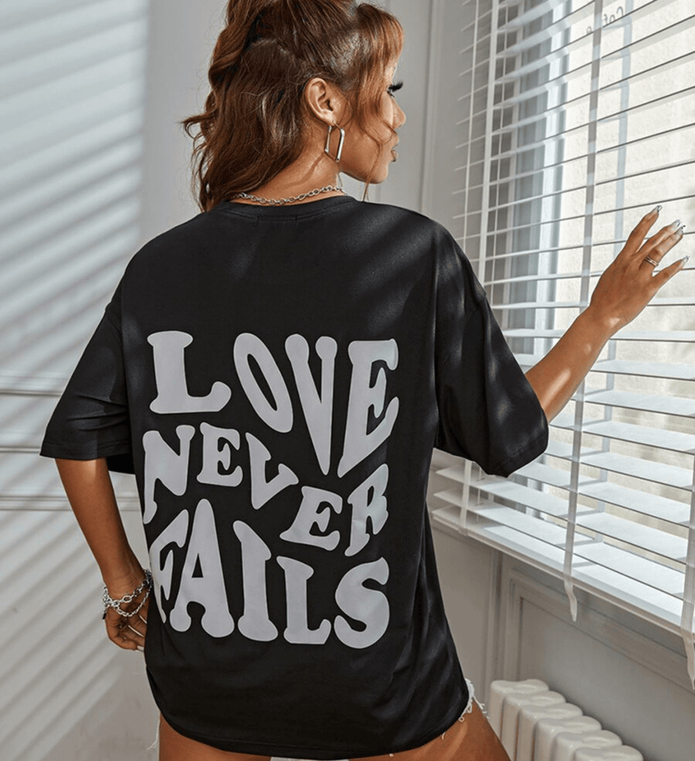 T-shirt preta oversized e moderna para mulher, com estampado marcante