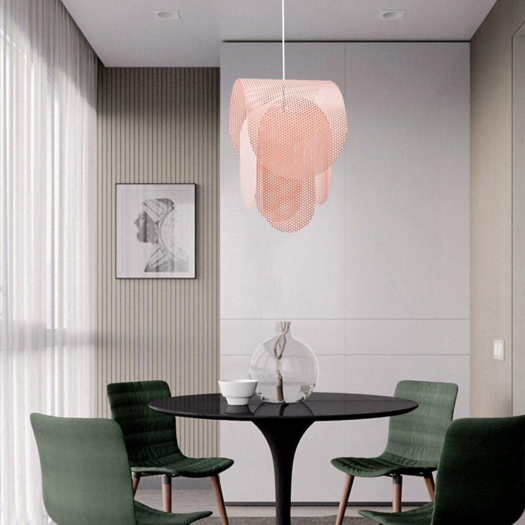 Lámpara colgante de metal perforado con un elegante acabado rosa