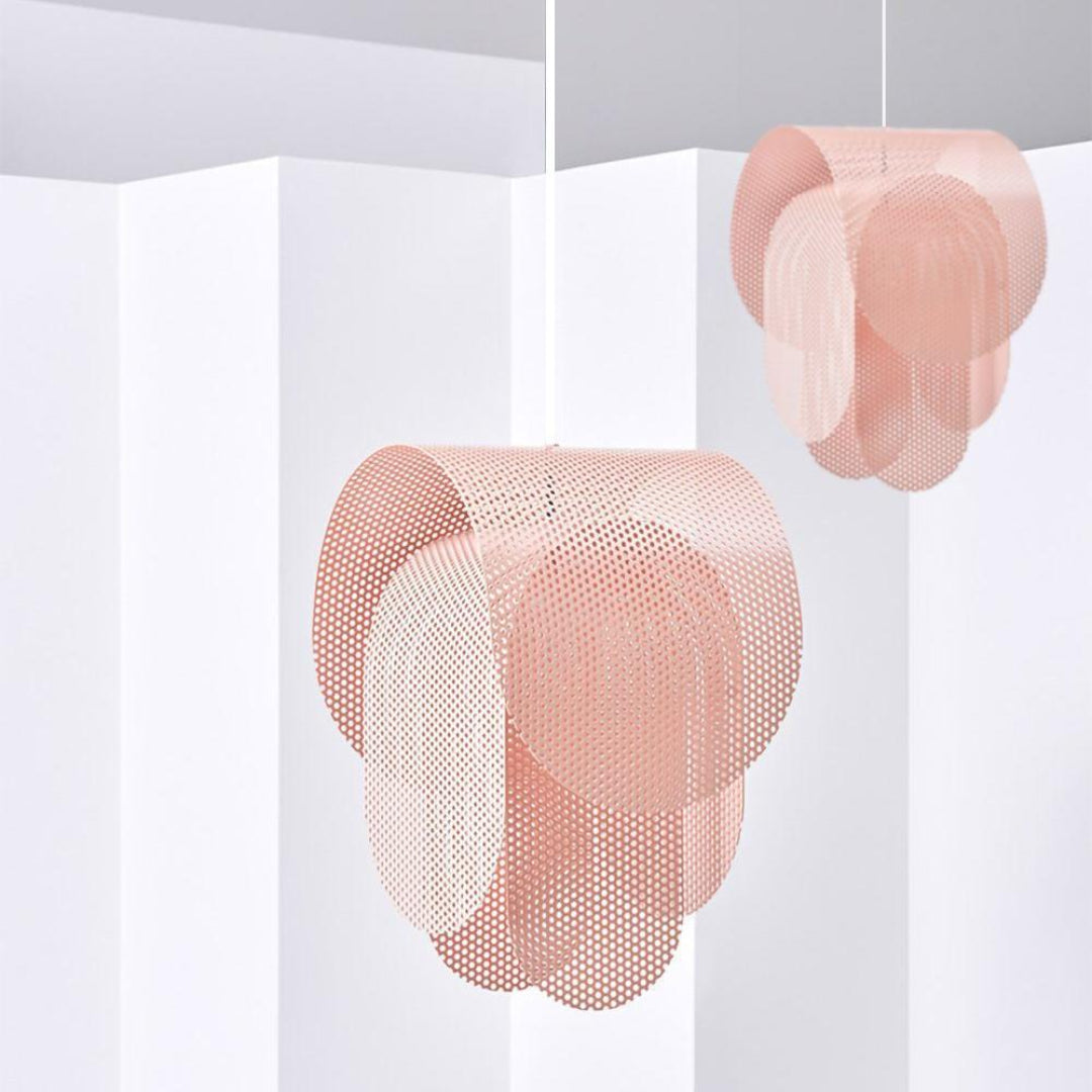 Lámpara colgante de metal perforado con un elegante acabado rosa