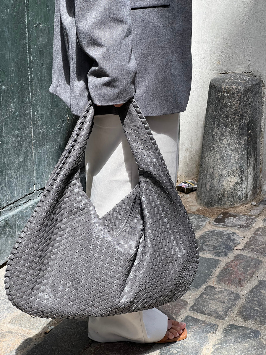 Trendy Women's Woven Handbag with Spacious Stylish Design