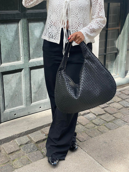 Trendy Women's Woven Handbag with Spacious Stylish Design