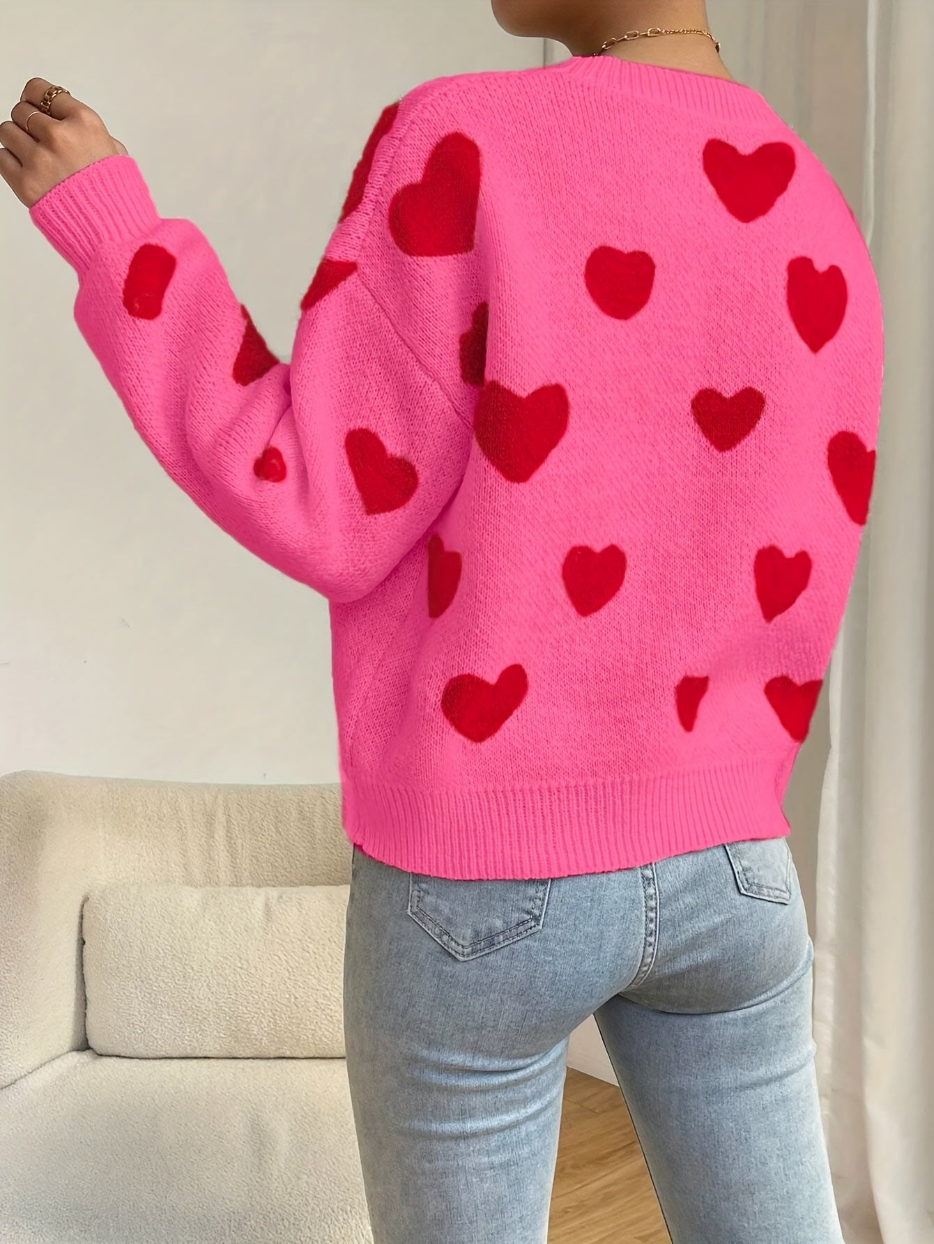 Sara | Pull rose avec motif de cœur rouge et col rond