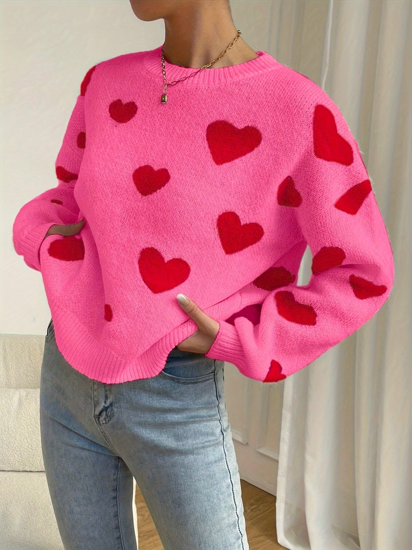 Sara | Pull rose avec motif de cœur rouge et col rond