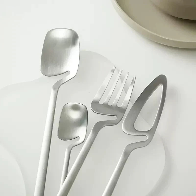 Luxuriöses Besteckset aus Edelstahl mit ausgeschnittenem Skelettdesign - zeitgemäßes Design - außergewöhnliche Stabilität