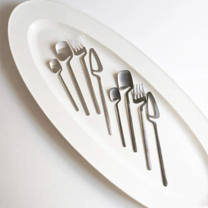 Luxuriöses Besteckset aus Edelstahl mit ausgeschnittenem Skelettdesign - zeitgemäßes Design - außergewöhnliche Stabilität