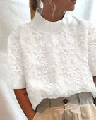 Blusa bordada com gola subida para senhora