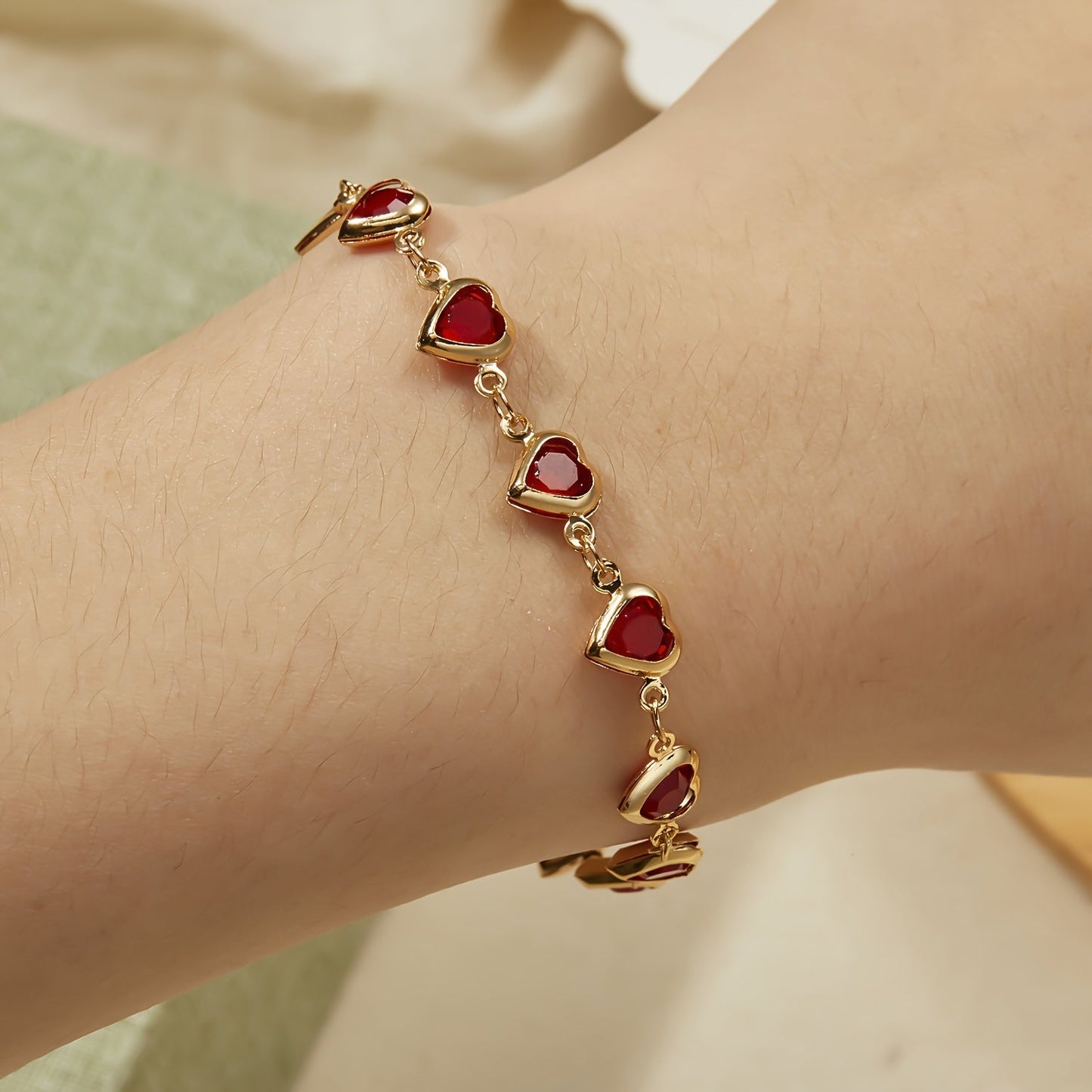 Sophie | Bracelet élégant avec breloque cœur rouge
