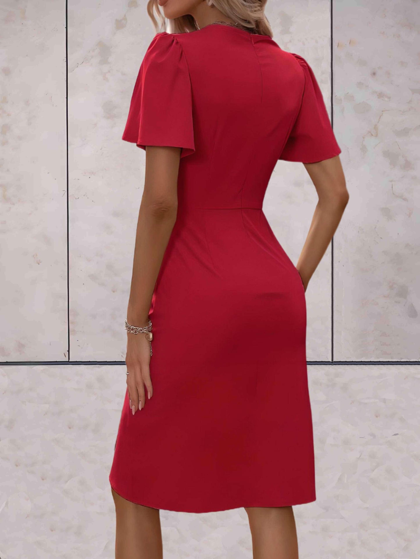 Sophie | Robe ajustée avec col en V et effet portefeuille