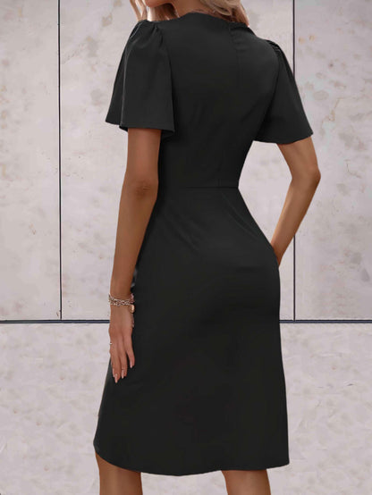 Sophie | Robe ajustée avec col en V et effet portefeuille