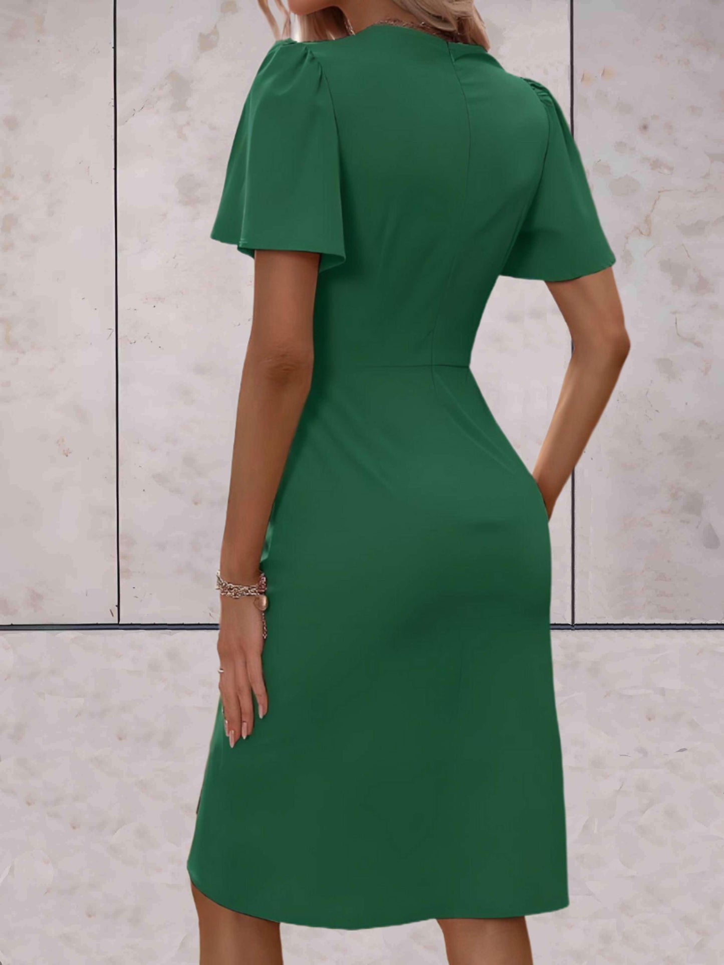 Sophie | Robe ajustée avec col en V et effet portefeuille