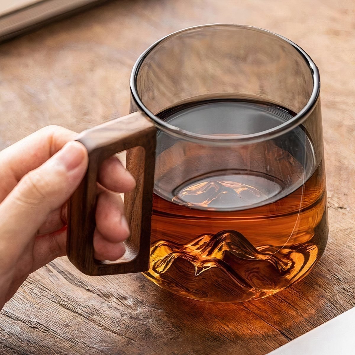 Tazza da caffè in vetro fumé con manico in noce