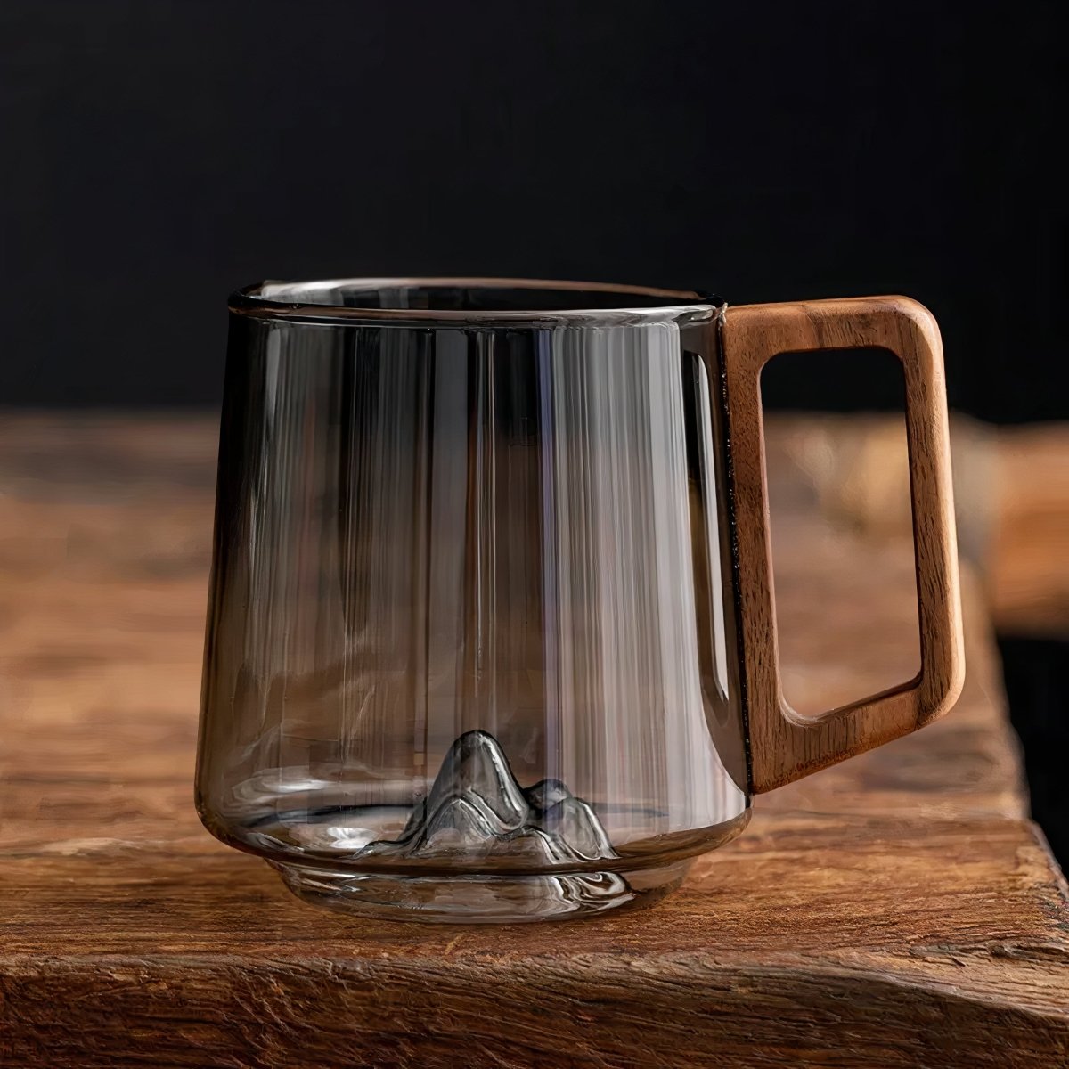 Tazza da caffè in vetro fumé con manico in noce