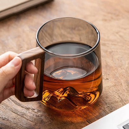 Tazza da caffè in vetro fumé con manico in noce
