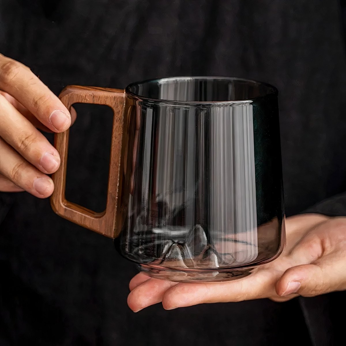 Tazza da caffè in vetro fumé con manico in noce