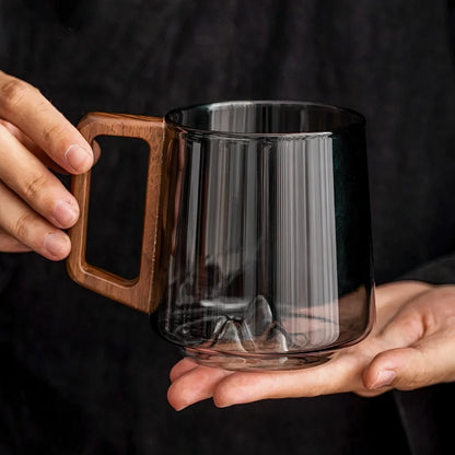 Tazza da caffè in vetro fumé con manico in noce