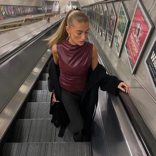 Top senza maniche effetto pelle con collo alto da donna