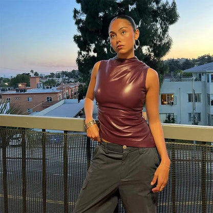 Top senza maniche effetto pelle con collo alto da donna