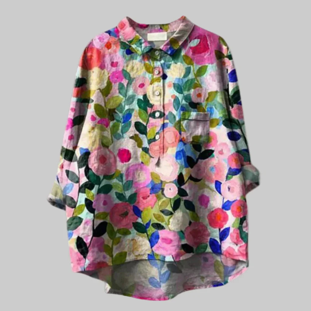 Blusa feminina intemporal com estampado floral suave