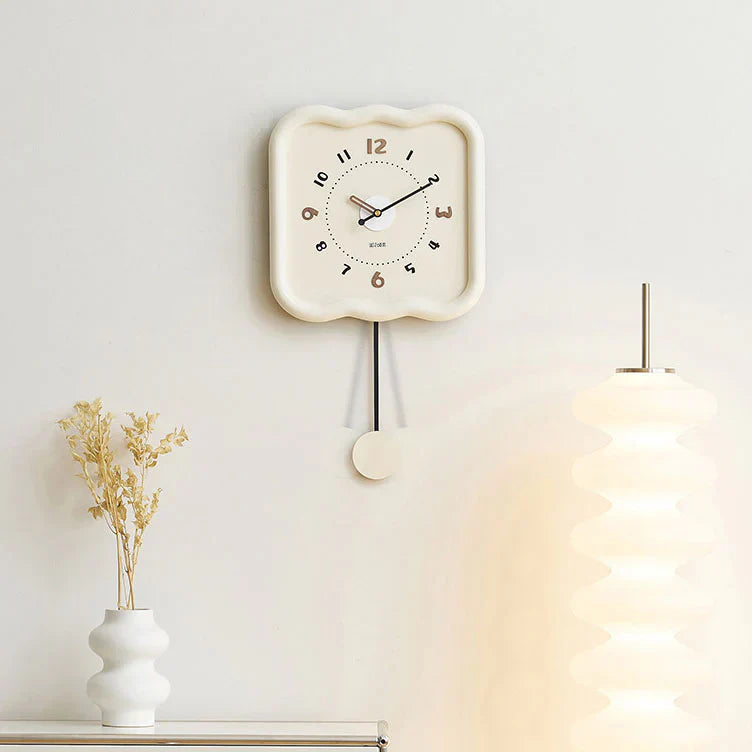 Reloj de pared de madera con péndulo - Silencioso, color crema - Borde ondulado