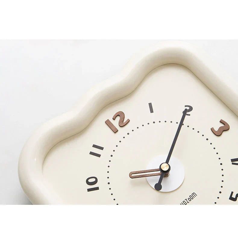 Reloj de pared de madera con péndulo - Silencioso, color crema - Borde ondulado
