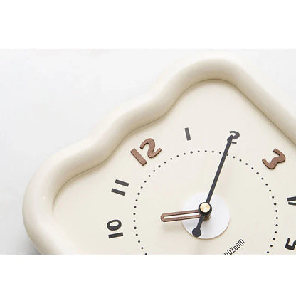 Reloj de pared de madera con péndulo - Silencioso, color crema - Borde ondulado